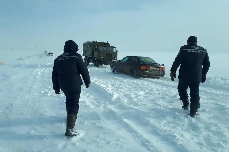 Стихия в ВКО: спасение рыбаков, колонны автомашин в снежных заносах, сорванные кровли