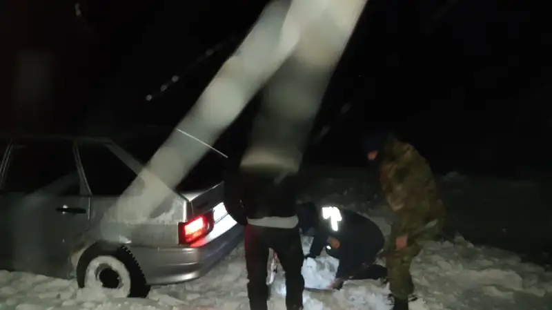 45 человек спасли на заснеженной трассе Кордайского района