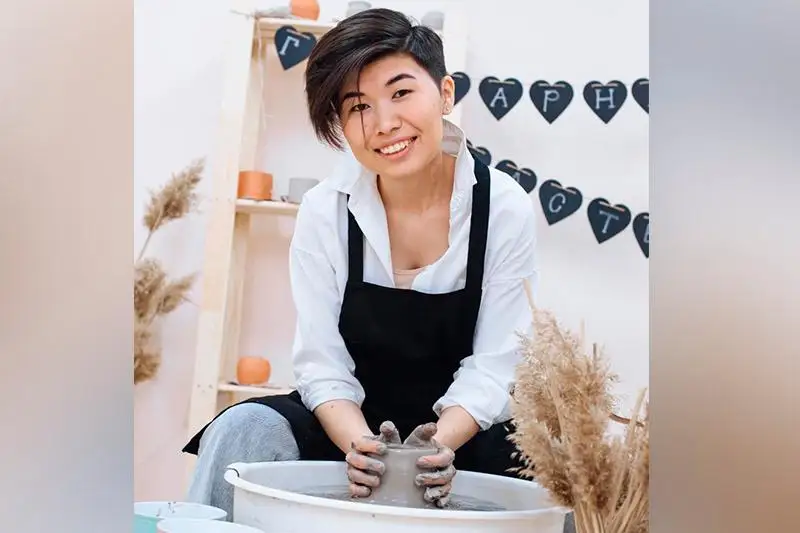 Астанчанка обучает костанайцев гончарному делу