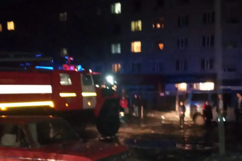 Два человека спасено и 60 эвакуировано при пожаре в жилом доме в Семее