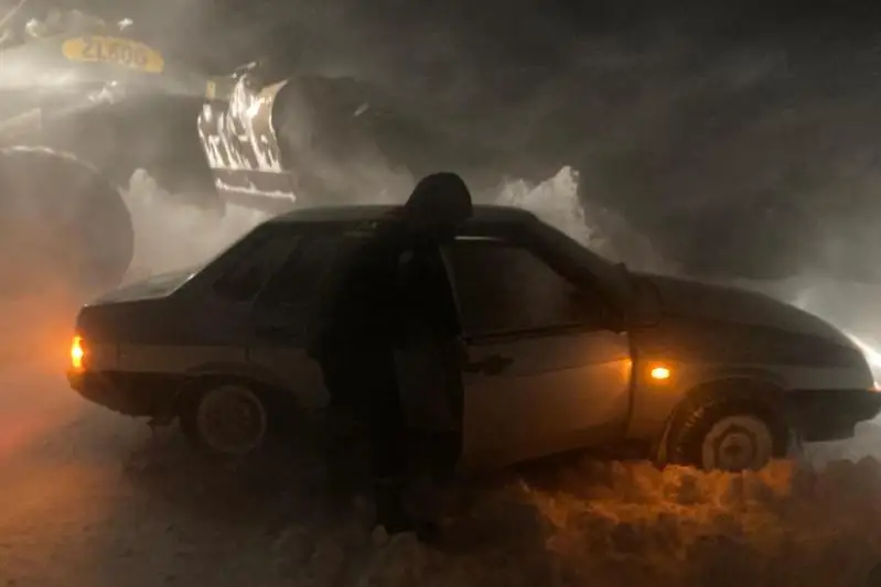 Костанайцы игнорируют сообщения спасателей: застрявших на дорогах все больше