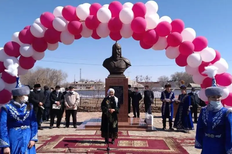 Памятник Таныбаю-батыру открыли в Шетском районе Карагандинской области