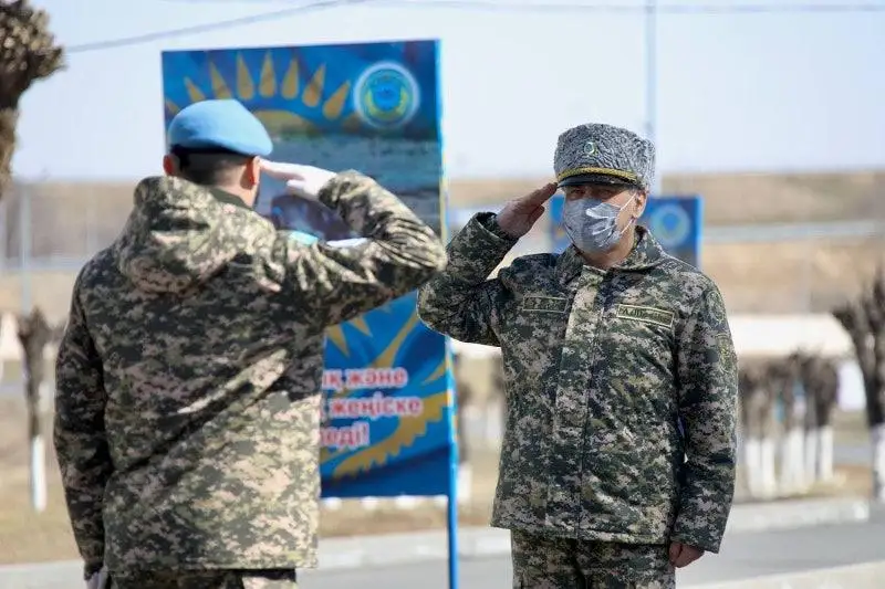 Министр обороны РК встретился с казахстанскими миротворцами