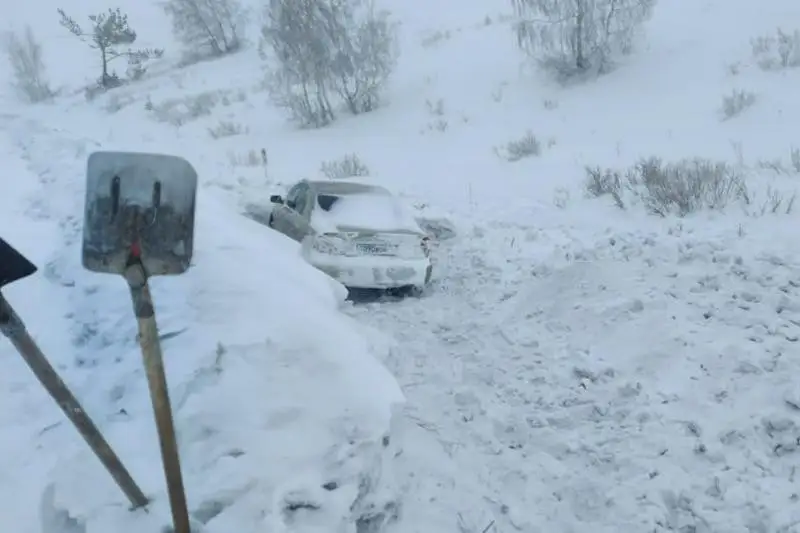 Как вести себя застрявшим в снежном плену автомобилистам – советы спасателей МЧС РК