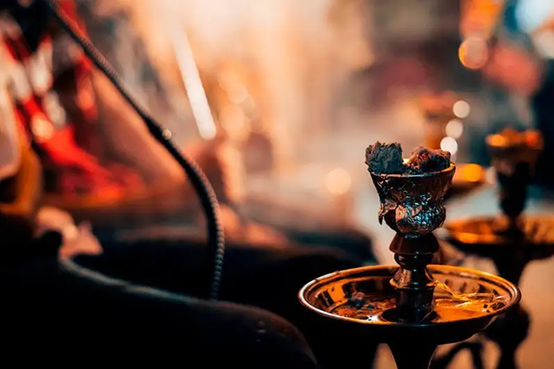 В заведениях Алматы не торопятся убирать кальяны - эпидемиологи