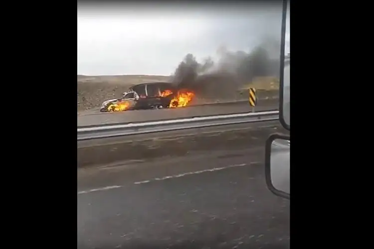 Свадебный лимузин сгорел на перевале Куюк в Жамбылской области