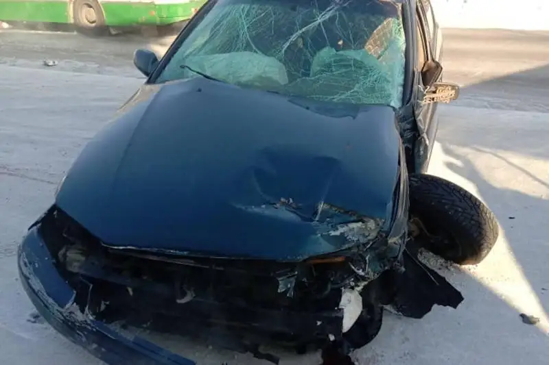 Автомобиль врезался в здание в Восточном Казахстане