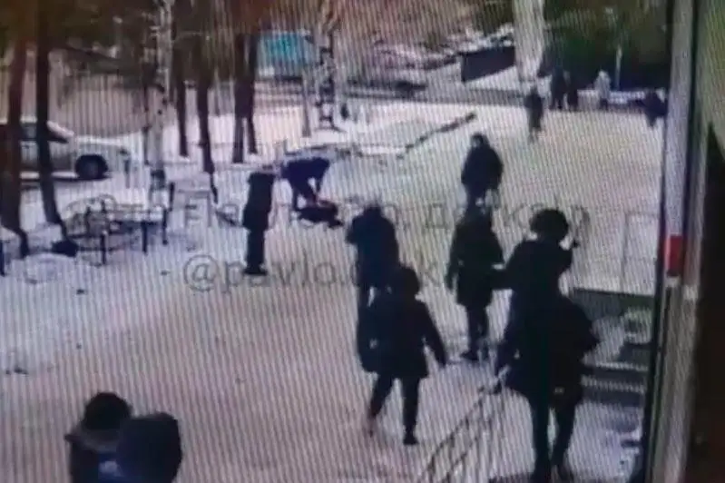 После конфликта в магазине павлодарец избил 13-летнюю девочку