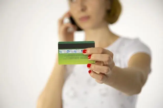 Миллионный кредит оформил на актюбинку мошенник, назвавшись сотрудником банка