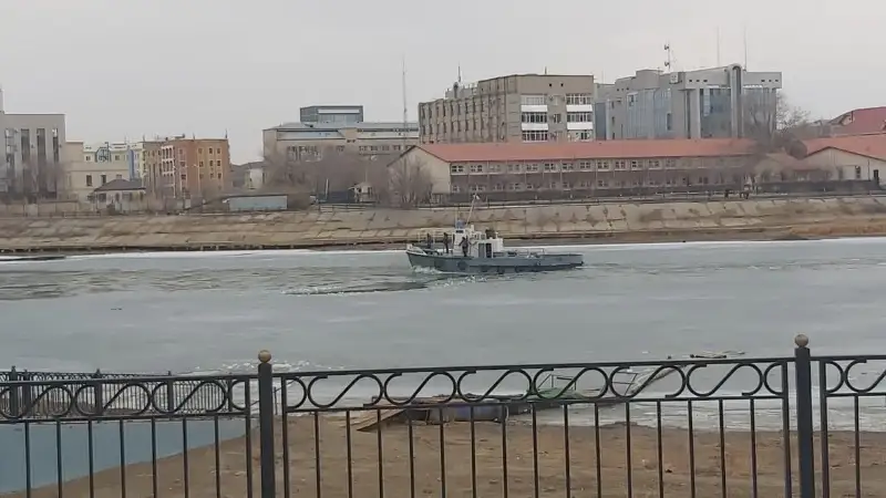 Лед раскололи на реке Урал в Атырау
