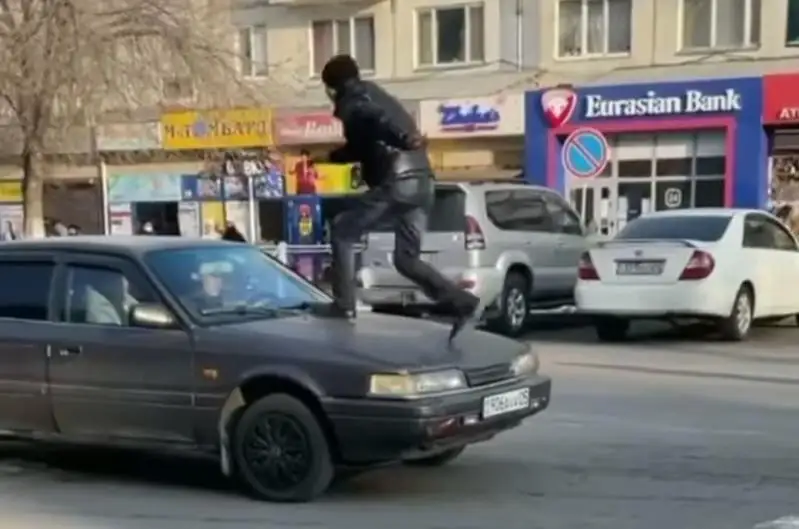 Пробежавшего по машине на пешеходном переходе пранкера задержали в Алматинской области