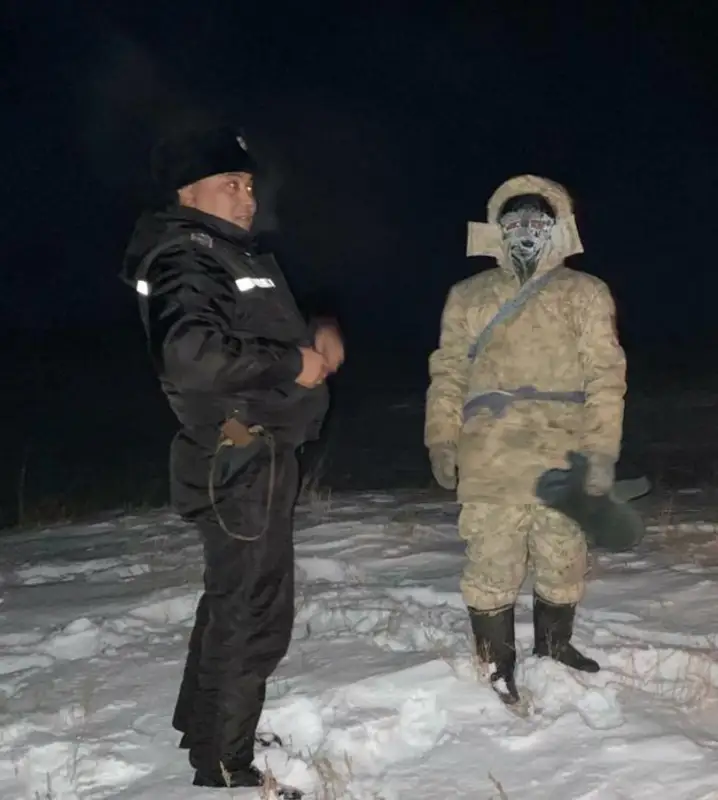 Aıazda adasyp ketken qostanaılyq bir kúnnen soń tabyldy