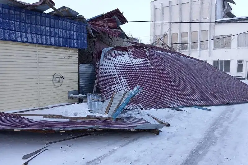 Кровлю здания КТЖ сорвало ветром в Акмолинской области
