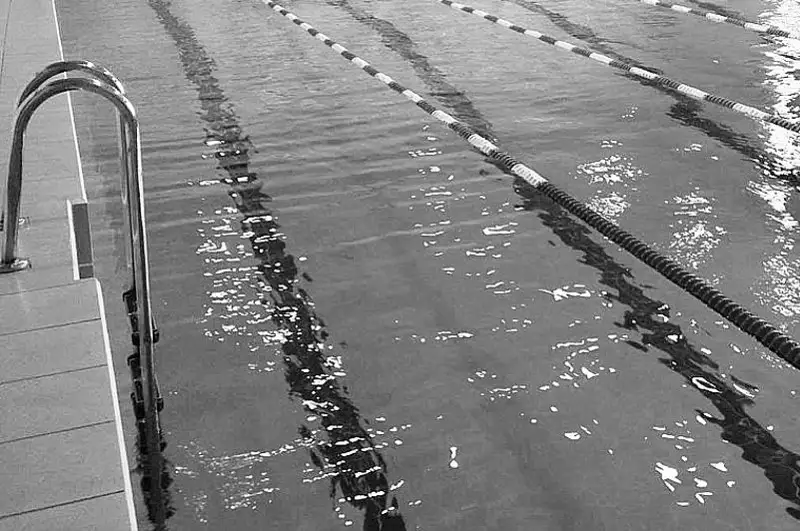 Труп девушки обнаружен в бассейне в Нур-Султане