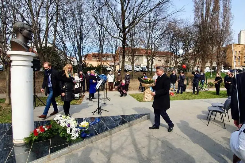 Казахстанские дипломаты возложили цветы к памятнику Гагарину в Загребе