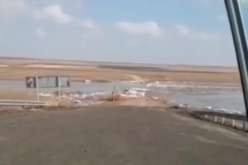 Талые воды затопили мост в одном из посёлков Костанайской области