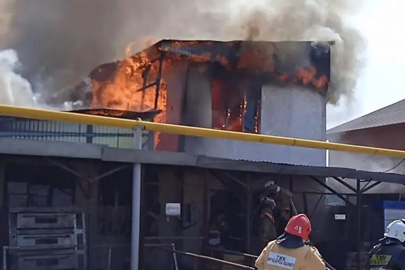 Двухэтажное здание горело в Алматы