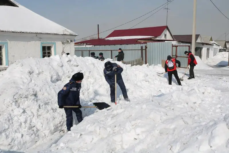 Расчистить снег во дворах пенсионеров и инвалидов помогают карагандинские спасатели