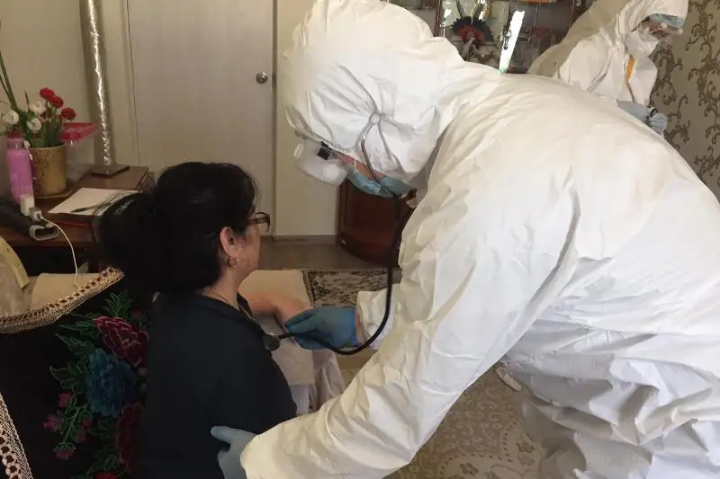 Выезд мобильной бригады на дом в Алматы: как проверяют людей с коронавирусом
