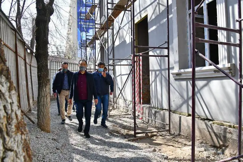 Аким Алматы ознакомился с ходом строительства социальных объектов