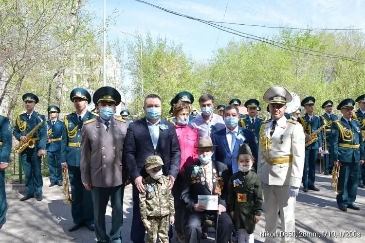 Ветеранов столичного района Байконыр поздравили с предстоящим Днем Победы