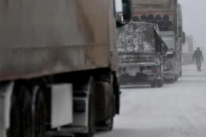 Семь большегрузных авто вызволили из заносов в Акмолинской области