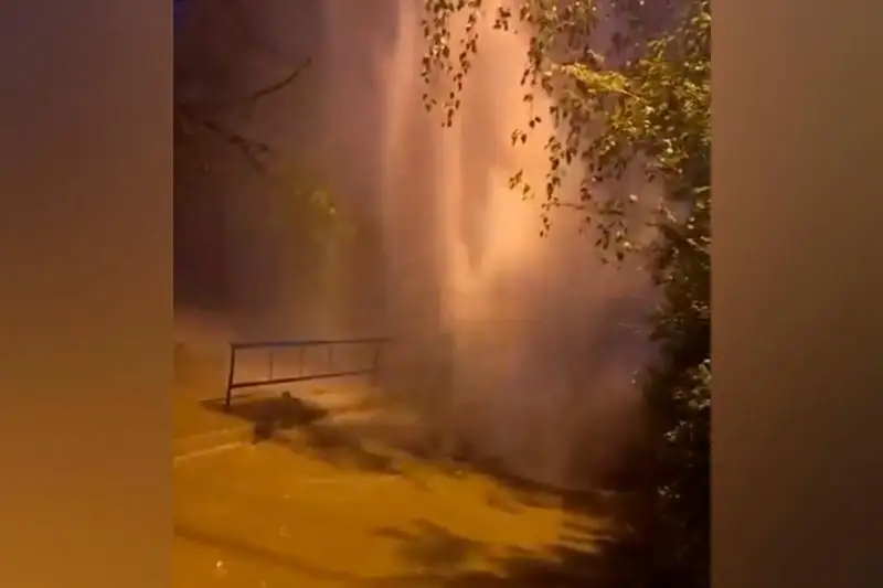 Трубу с горячей водой прорвало в одном из микрорайонов Алматы,