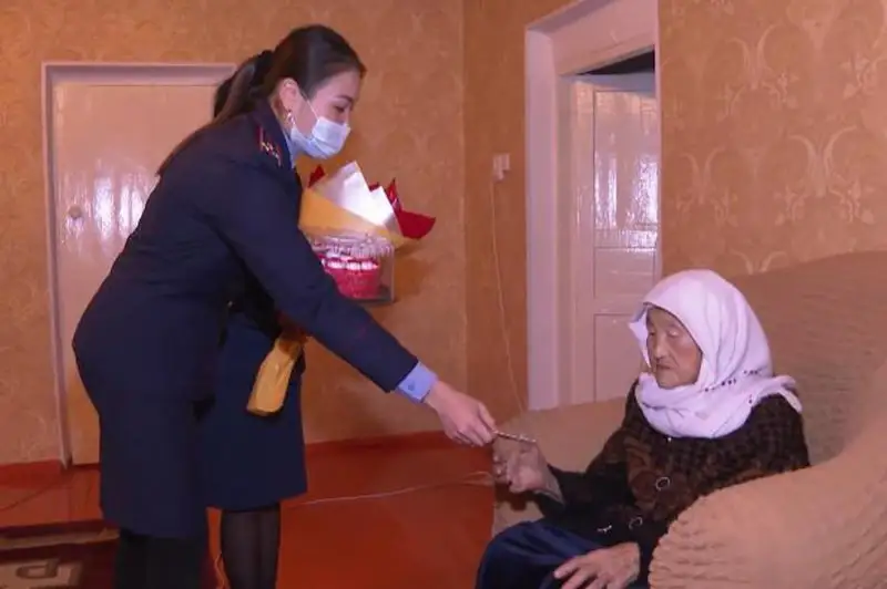 100-летняя бабушка получила гражданство Казахстана