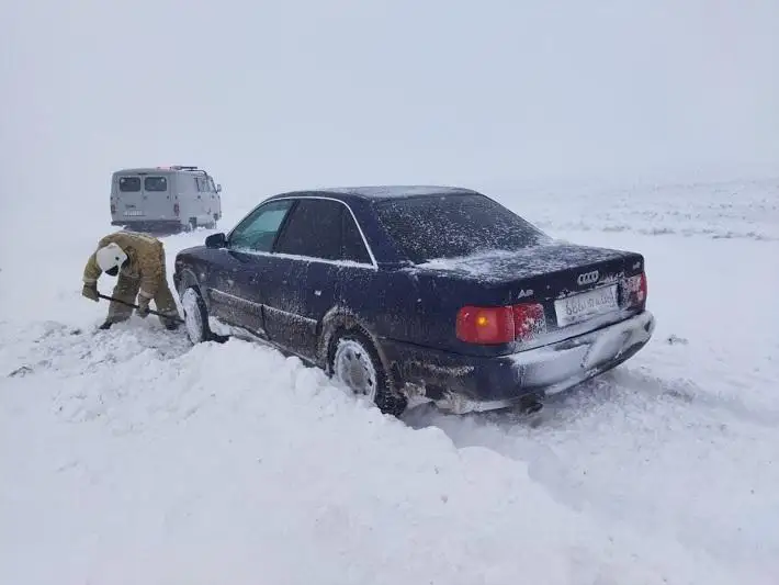 200 автомобилей и 22 автобуса скопились близ Тараза из-за метели