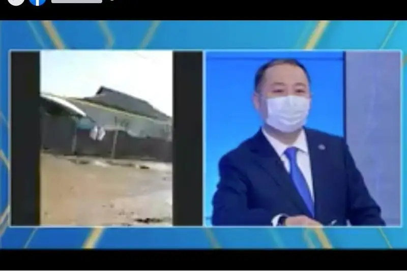 Когда будет асфальт - районному акиму показали грязные улицы в прямом эфире в Алматы