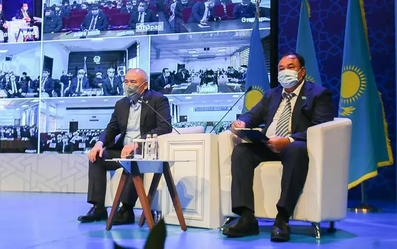 Умирзак Шукеев провел онлайн-прием граждан после отчетной встречи