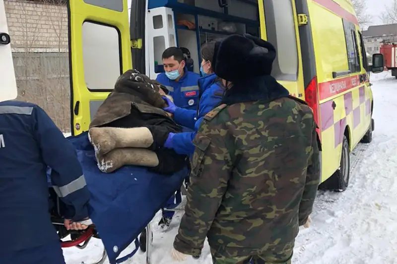 Semeıde órt sóndirýshiler er adamdy ajaldan aman alyp qaldy