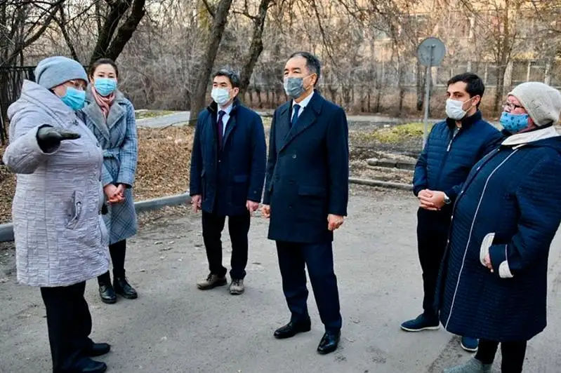 Аким Алматы остановил объект точечной застройки после жалоб жителей