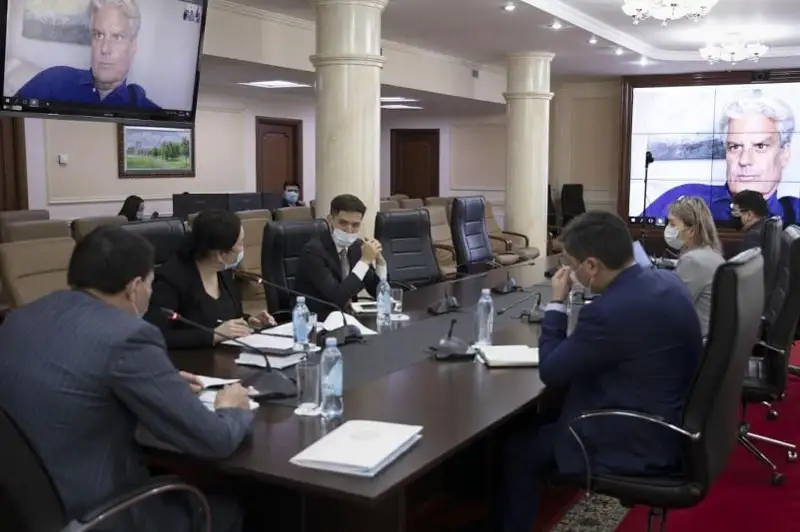 Алик Шпекбаев обсудил результаты антикоррупционной деятельности с Кристофером МакКи