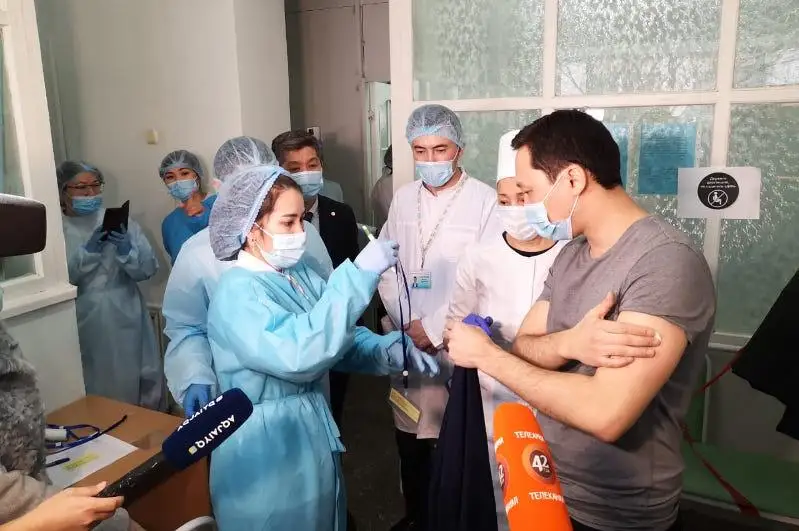 БҚО әкімінің орынбасары мен бас мемлекеттік санитар дәрігері екпе салдырды