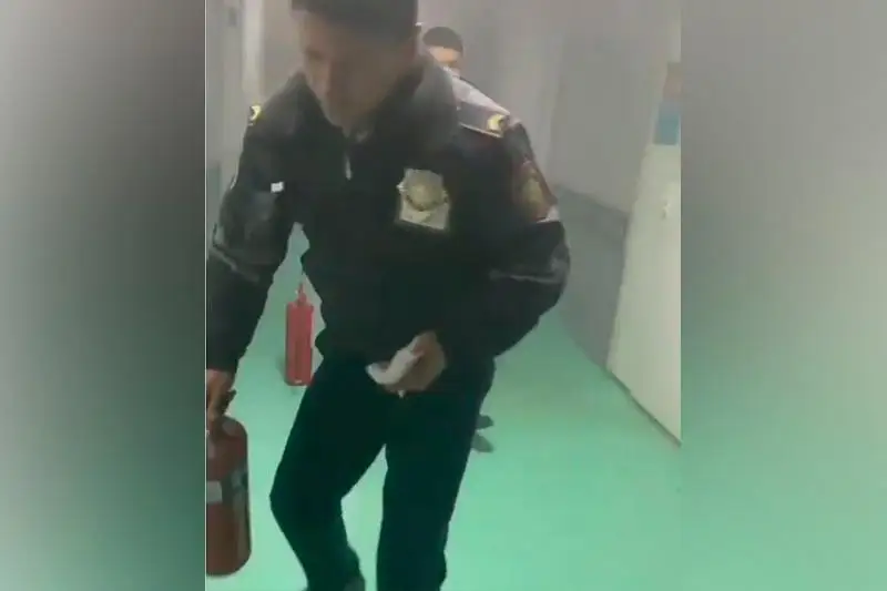 Полицейские потушили пожар в больнице Актау