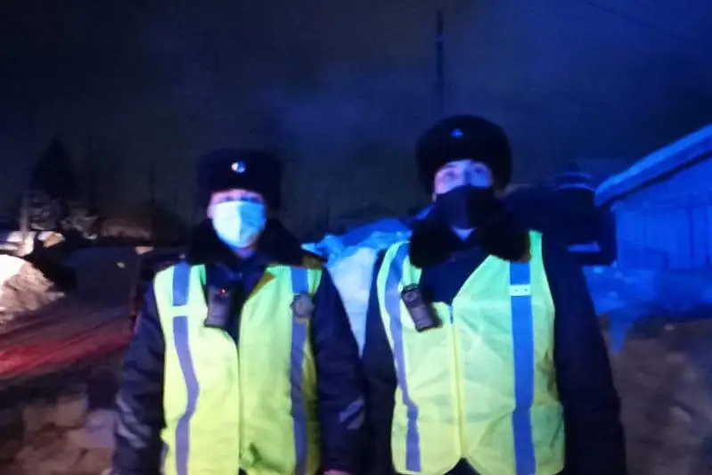 Целую семью спасли при пожаре двое полицейских в Семее