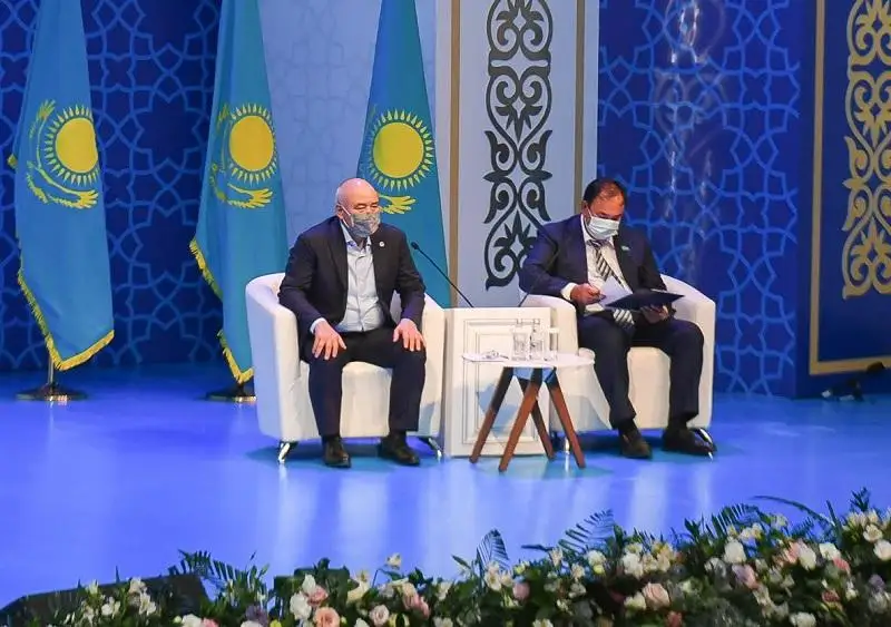 Ómirzaq Shókeev esep berý jıynynan soń azamattardy qabyldady