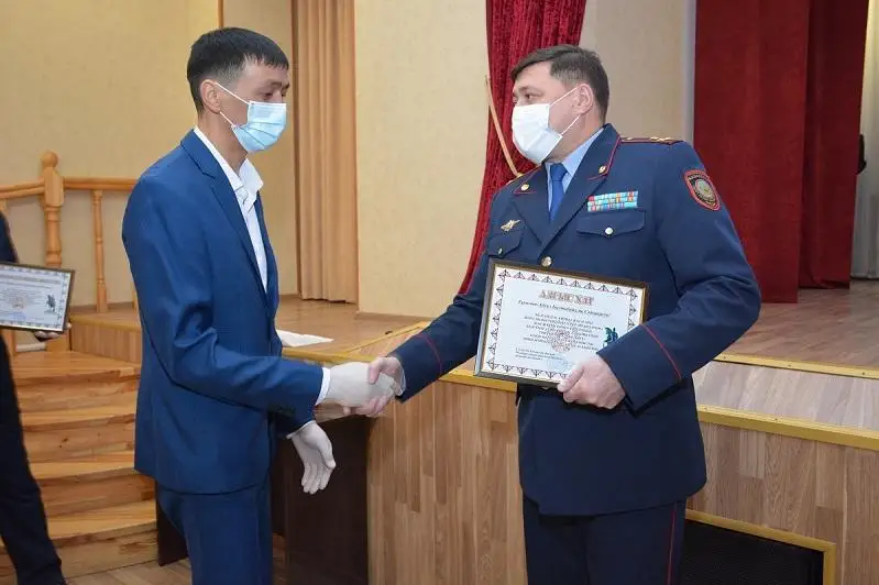 За спасение людей полицейские наградили жителей СКО