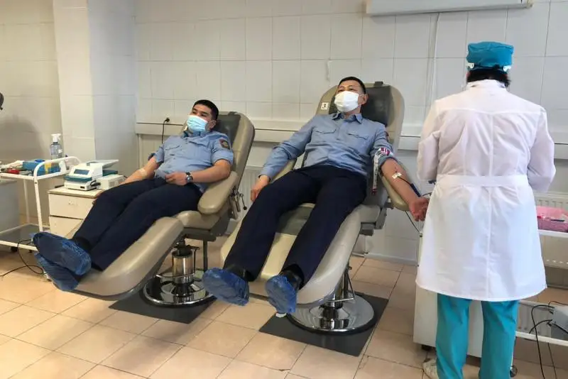 Полицейские Нур-Султана сдали кровь для пострадавших в ДТП