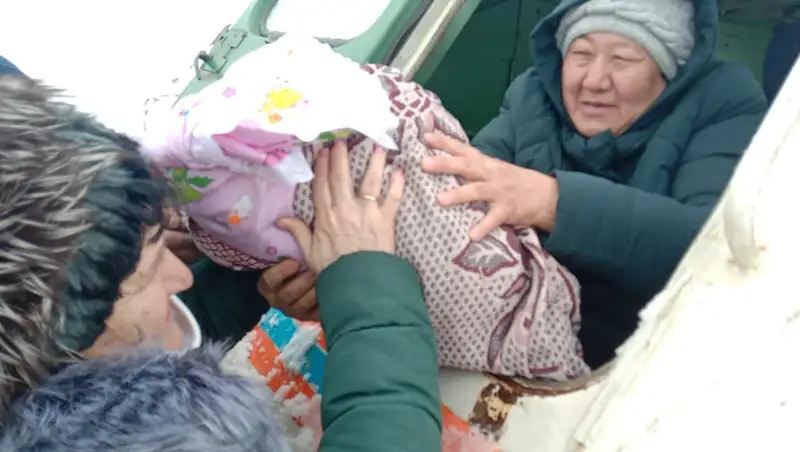 Роженицу с младенцем доставили на вездеходе до больницы аркалыкские спасатели