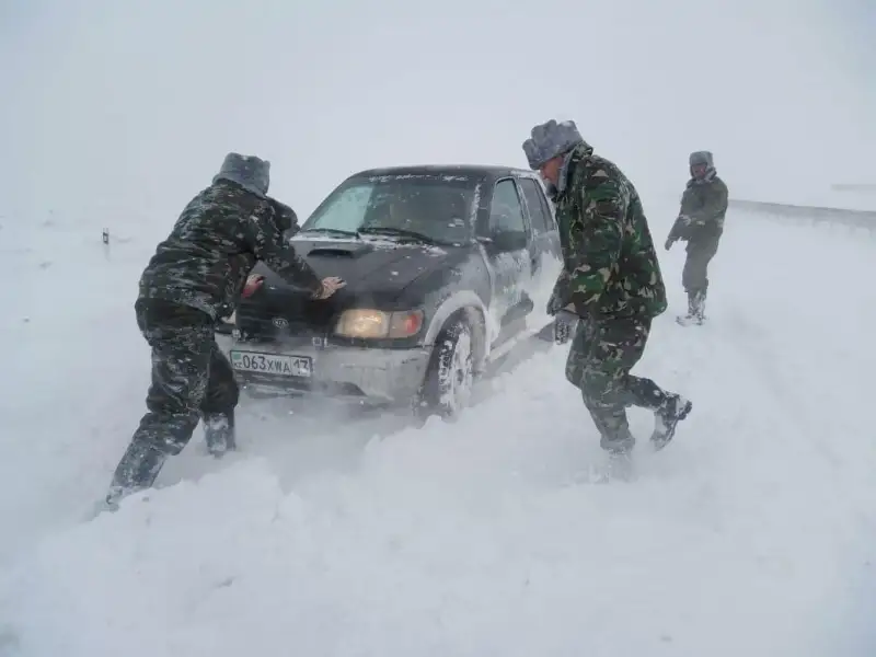 90 легковых и 17 грузовых авто спасли из снежного плена на трассе «Шымкент-Самара»