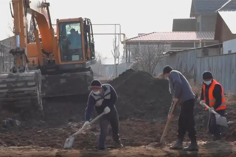 Аким Алматы проверил ход строительства дорог и сетей водоснабжения в присоединенных микрорайонах