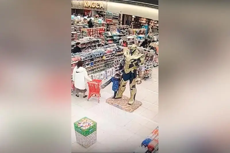 Статуя персонажа из комиксов упала на ребенка в алматинском ТРЦ