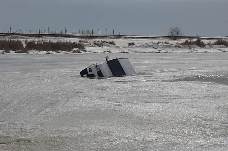 Два внедорожника провалились под лед в ЗКО