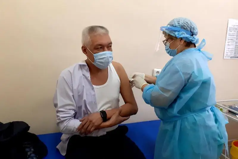 Вторую дозу вакцины против COVID-19 начали получать в ВКО