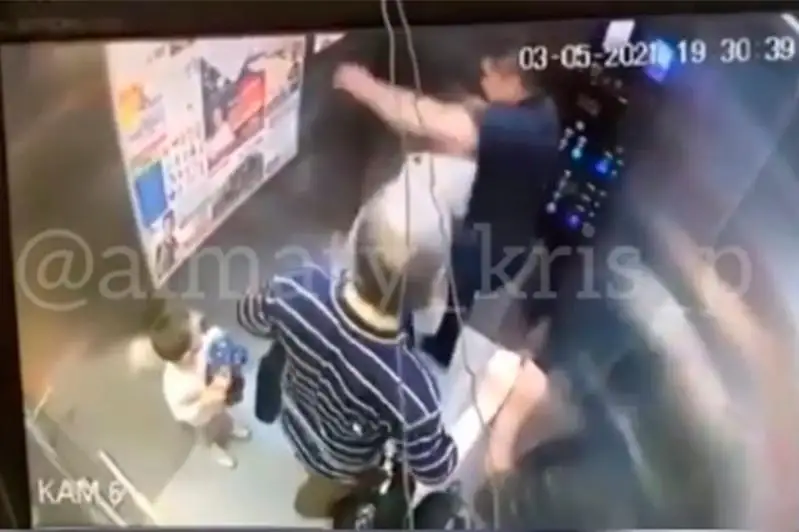 «Подравшегося» с лифтом мужчину в Алматы разыскивает полиция