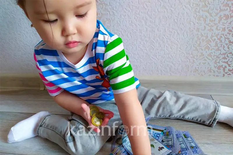 Казахстанцев призвали копить деньги на детских депозитах