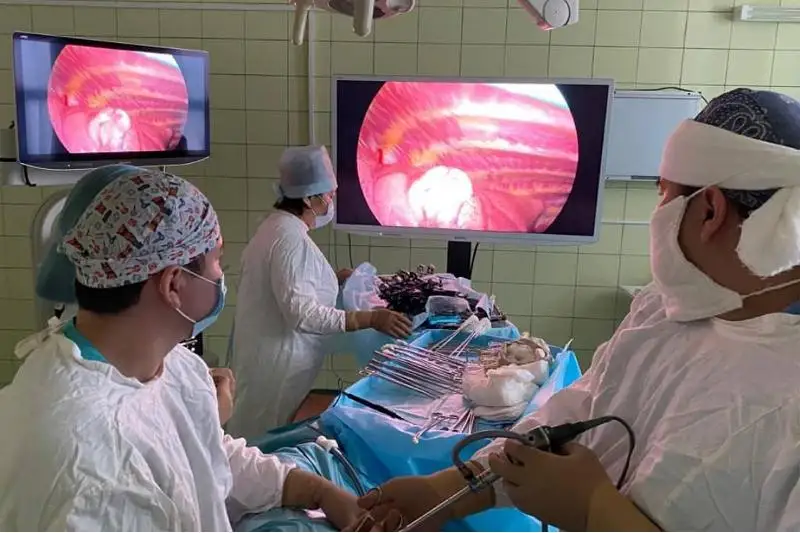 Опухоль размером с куриное яйцо удалили из легкого мужчины в Семее