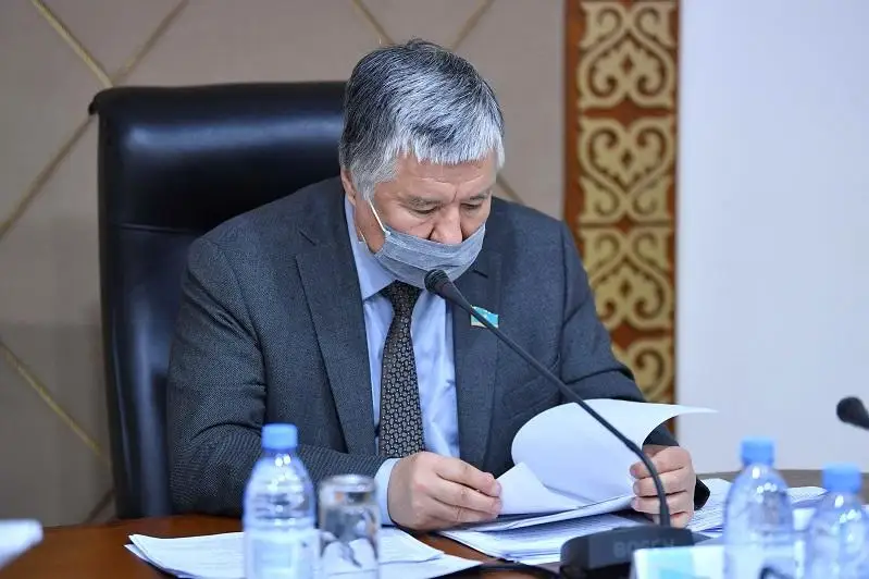 Сенаторы продолжают обсуждать вопросы промышленности страны